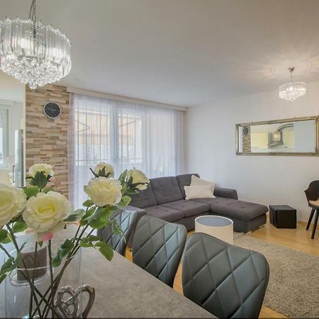 Apartment Montesa Zadar With Free Parking And Balcony Exterior photo